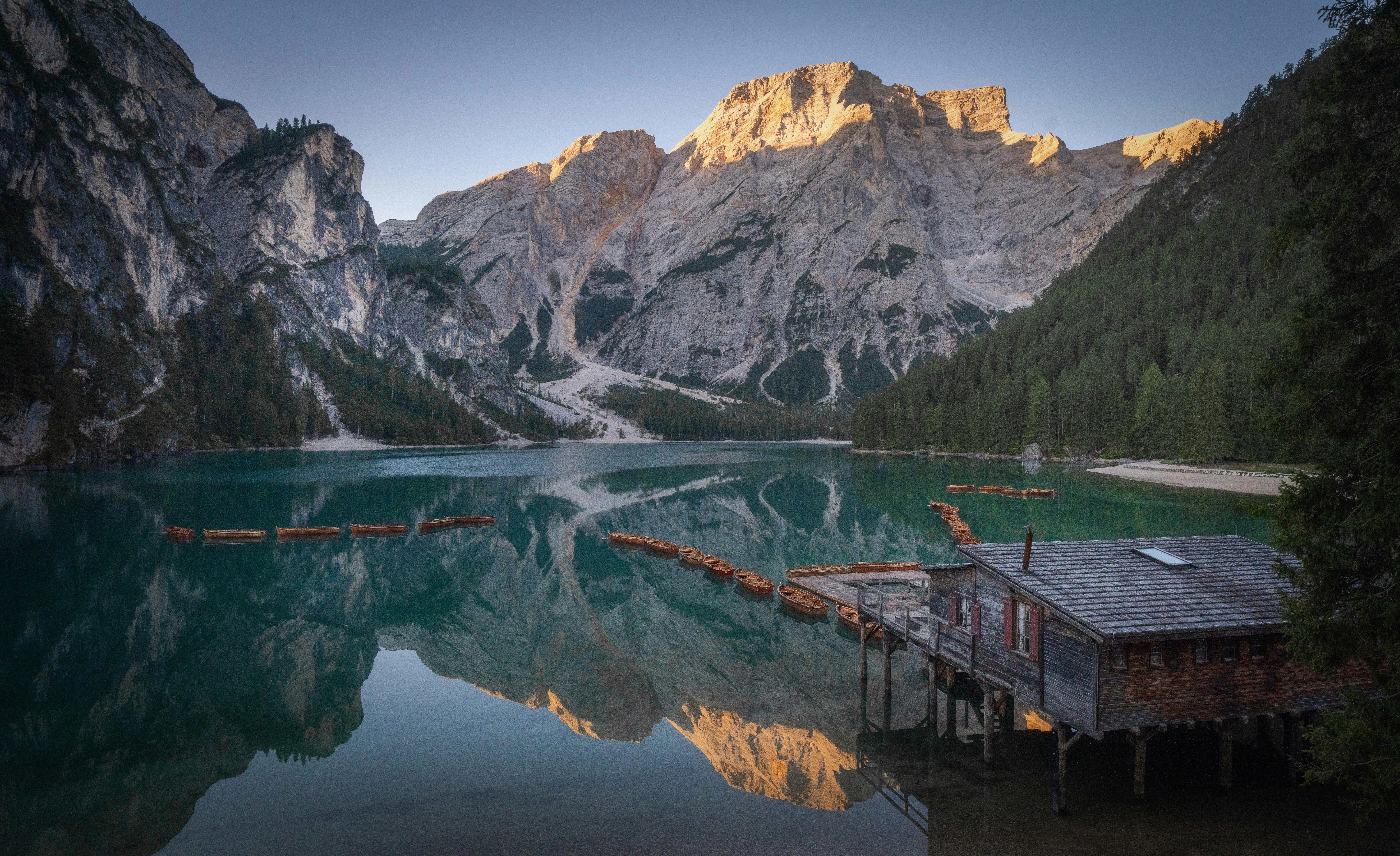 Breathtaking Alpine Lake Reflecting Majestic Peaks at Dawn