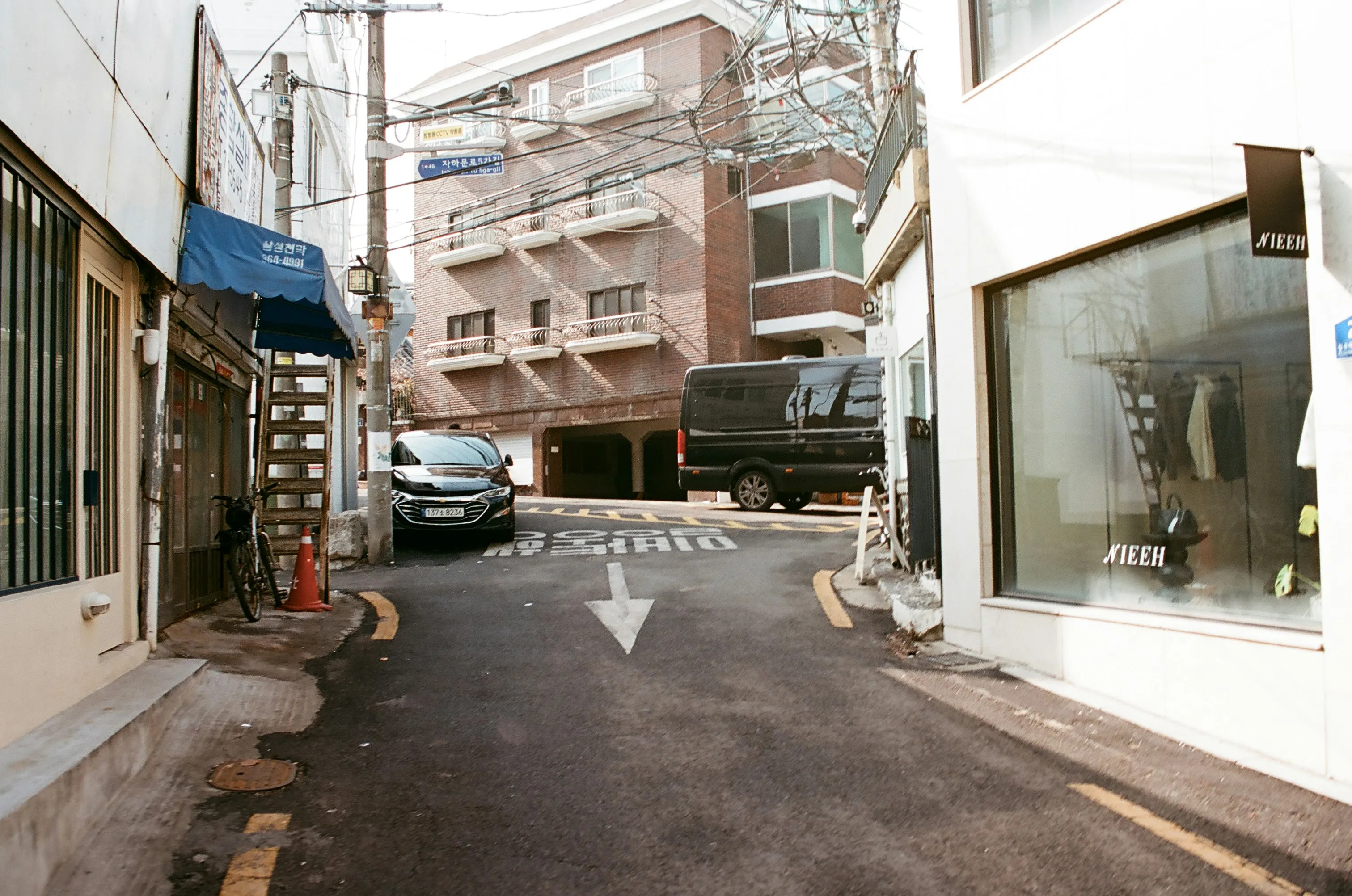 Charming Seoul Alley: A Glimpse into Urban Life