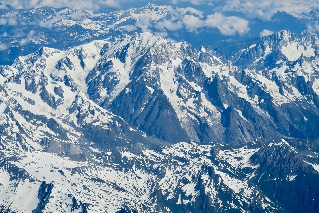 Majestic Alpine Peaks: A Breathtaking Winter Panorama