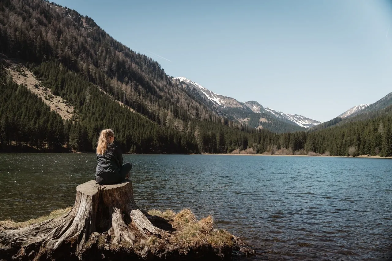 Serene Mountain Lake Meditation: A Moment of Pure Calm