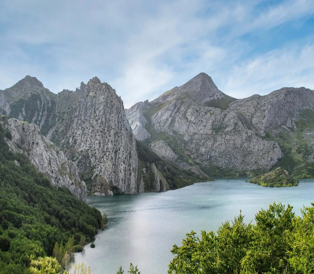 Majestic Peaks Reflecting: Serene Mountain Lake Vista