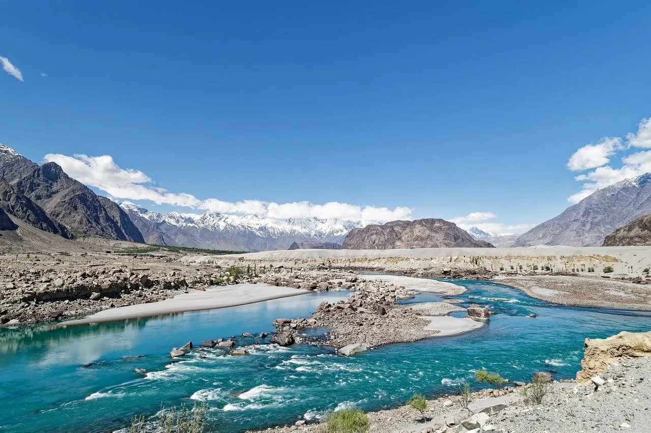 Azure Waters & Majestic Peaks: Indus River's Himalayan Embrace