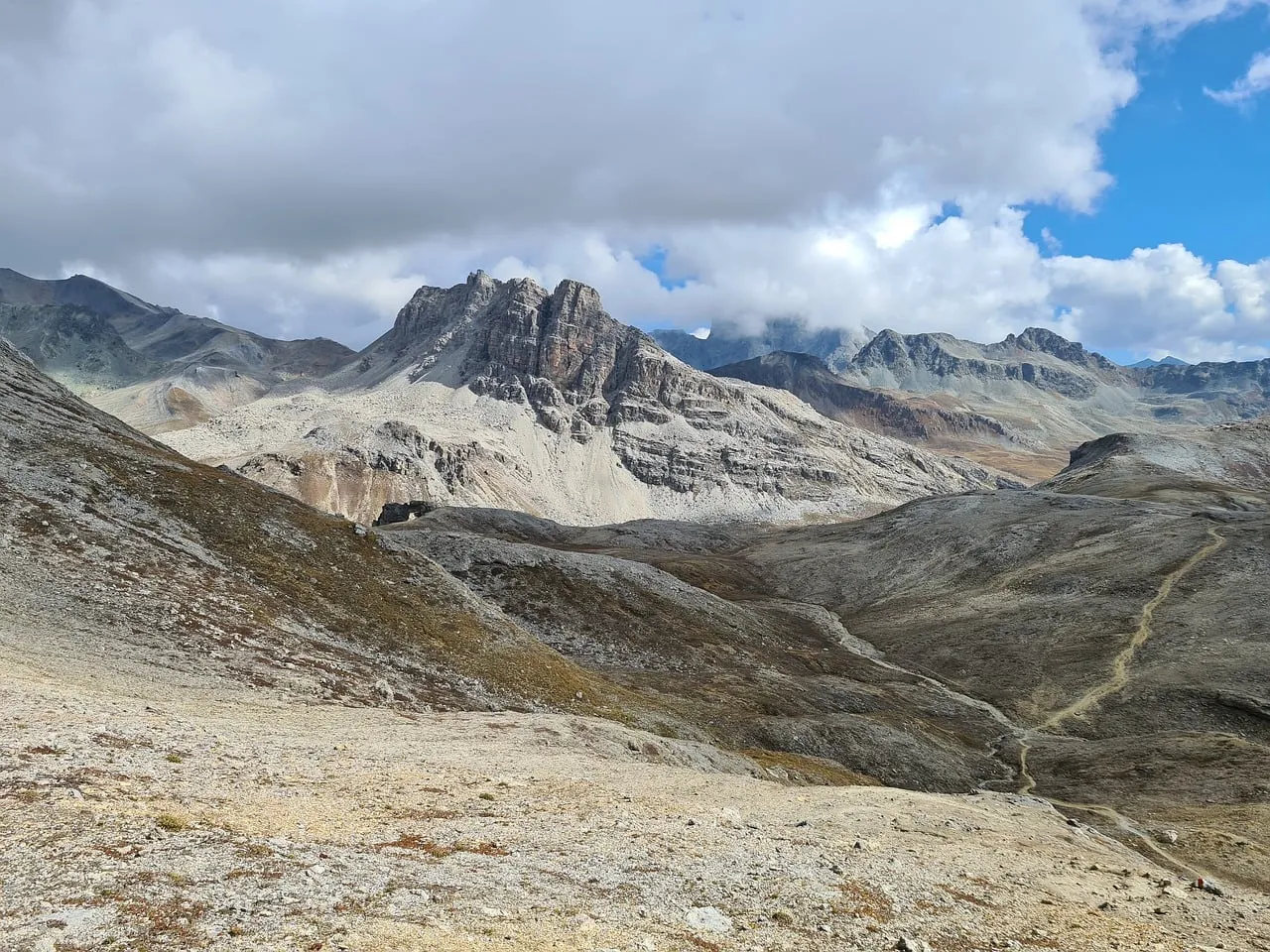 Breathtaking Alpine Panorama: Conquer the Majestic Mountain Peaks