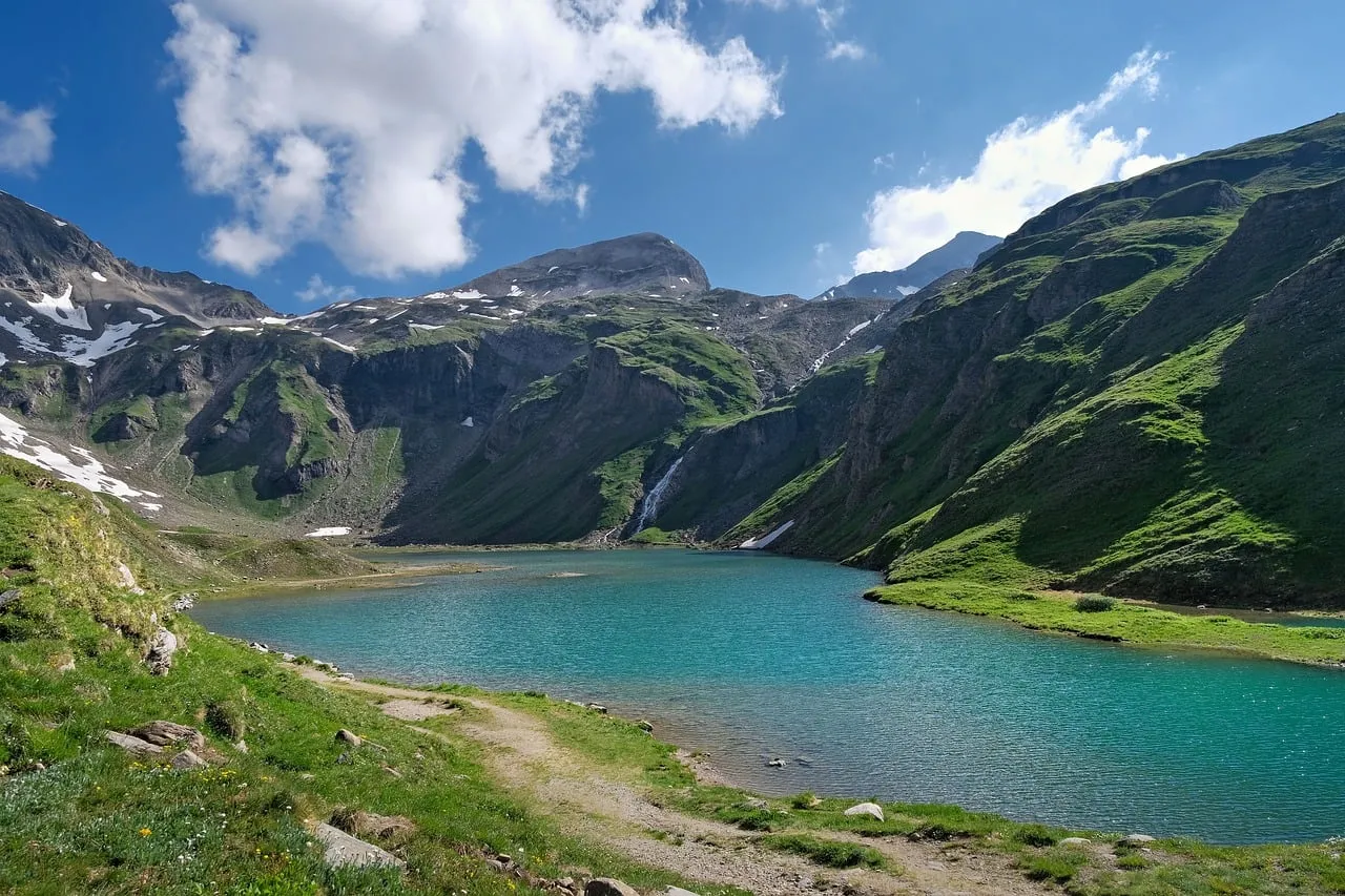 Breathtaking Alpine Lake Serenity: Majestic Peaks & Turquoise Waters
