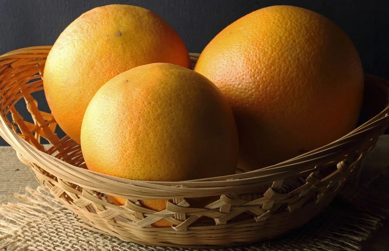 Vibrant Citrus Harvest: Fresh Grapefruits in a Woven Basket