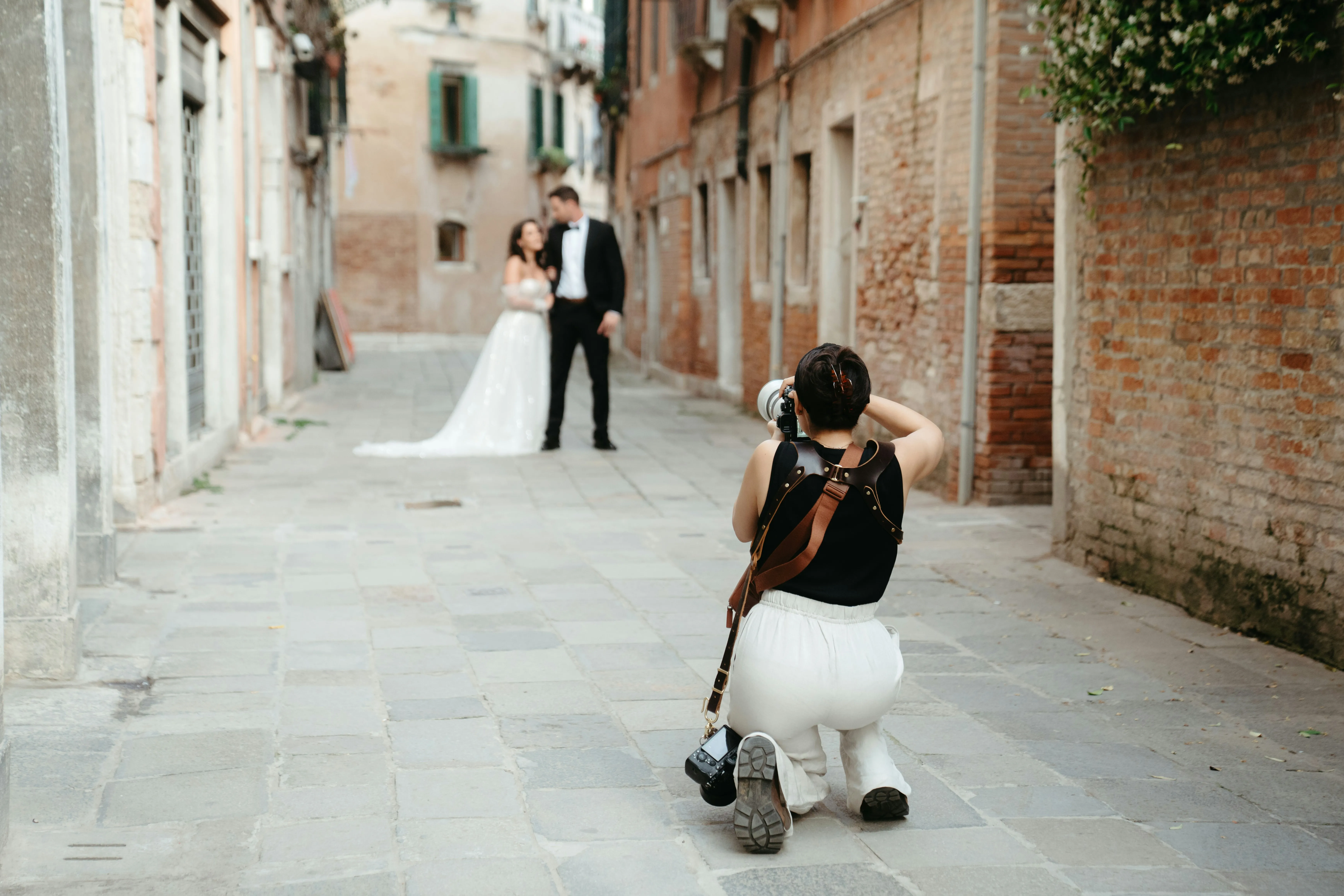 Venetian Romance: Capturing Love in a Historic Alleyway
