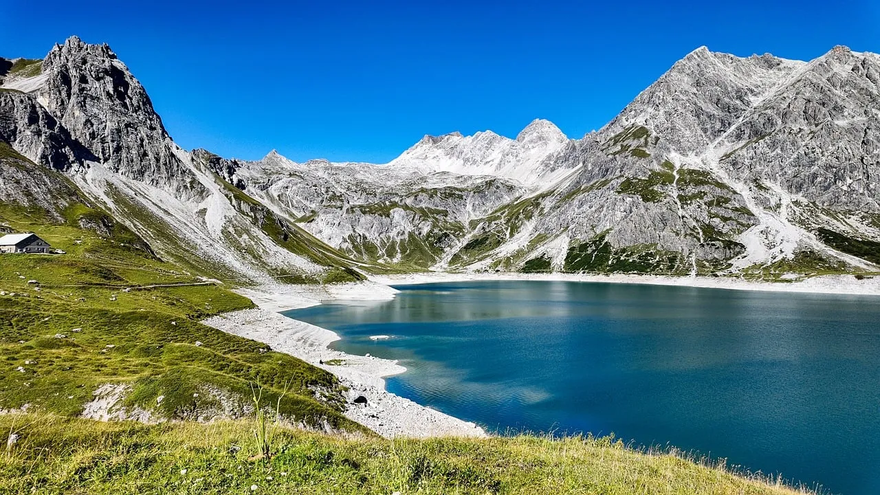 Breathtaking Alpine Lake Serenity Amidst Towering Peaks