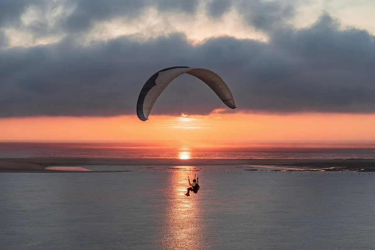 Breathtaking Paragliding Sunset over the Ocean
