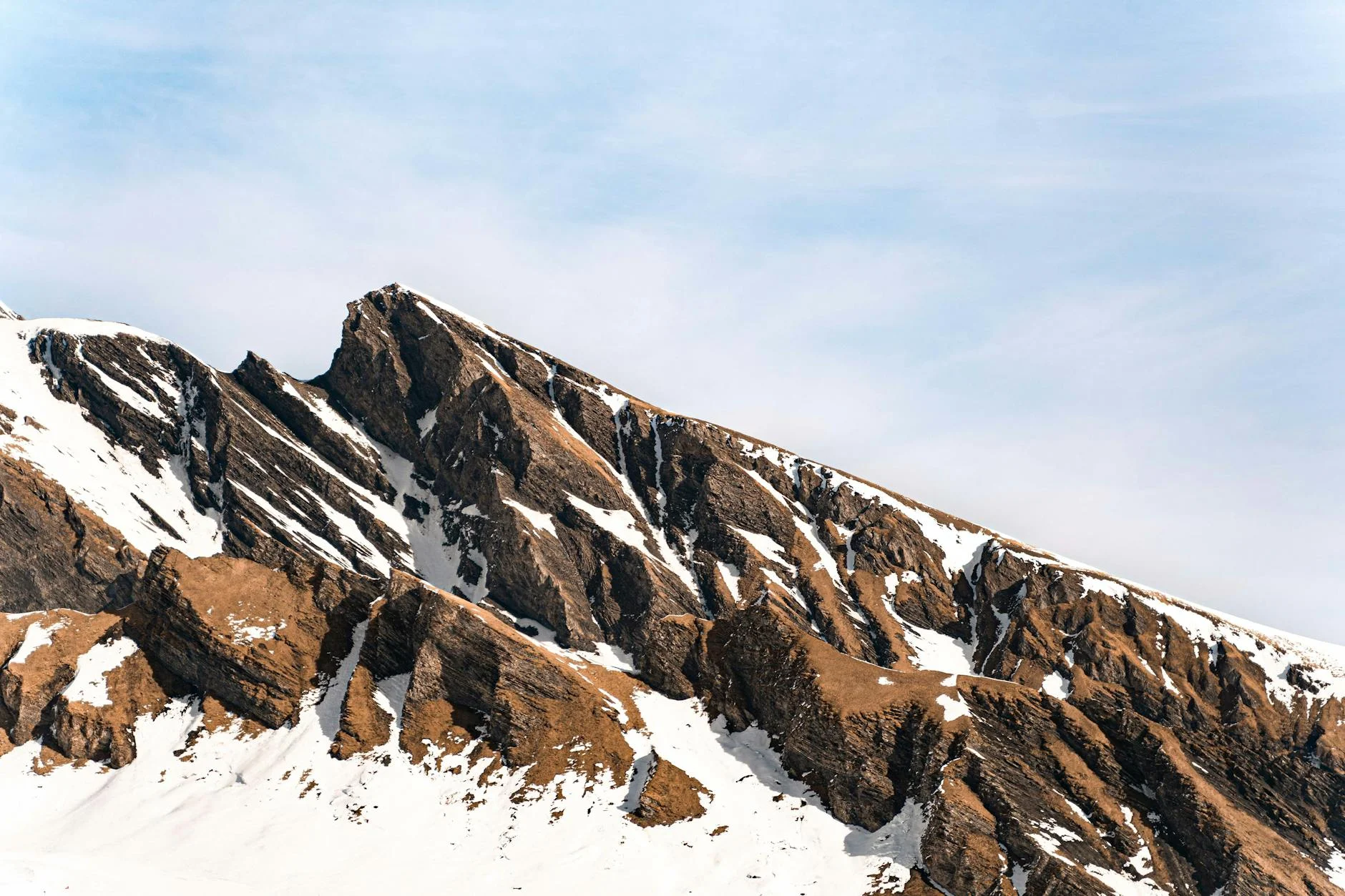Majestic Peaks: Snow-Kissed Mountains Under Clear Skies