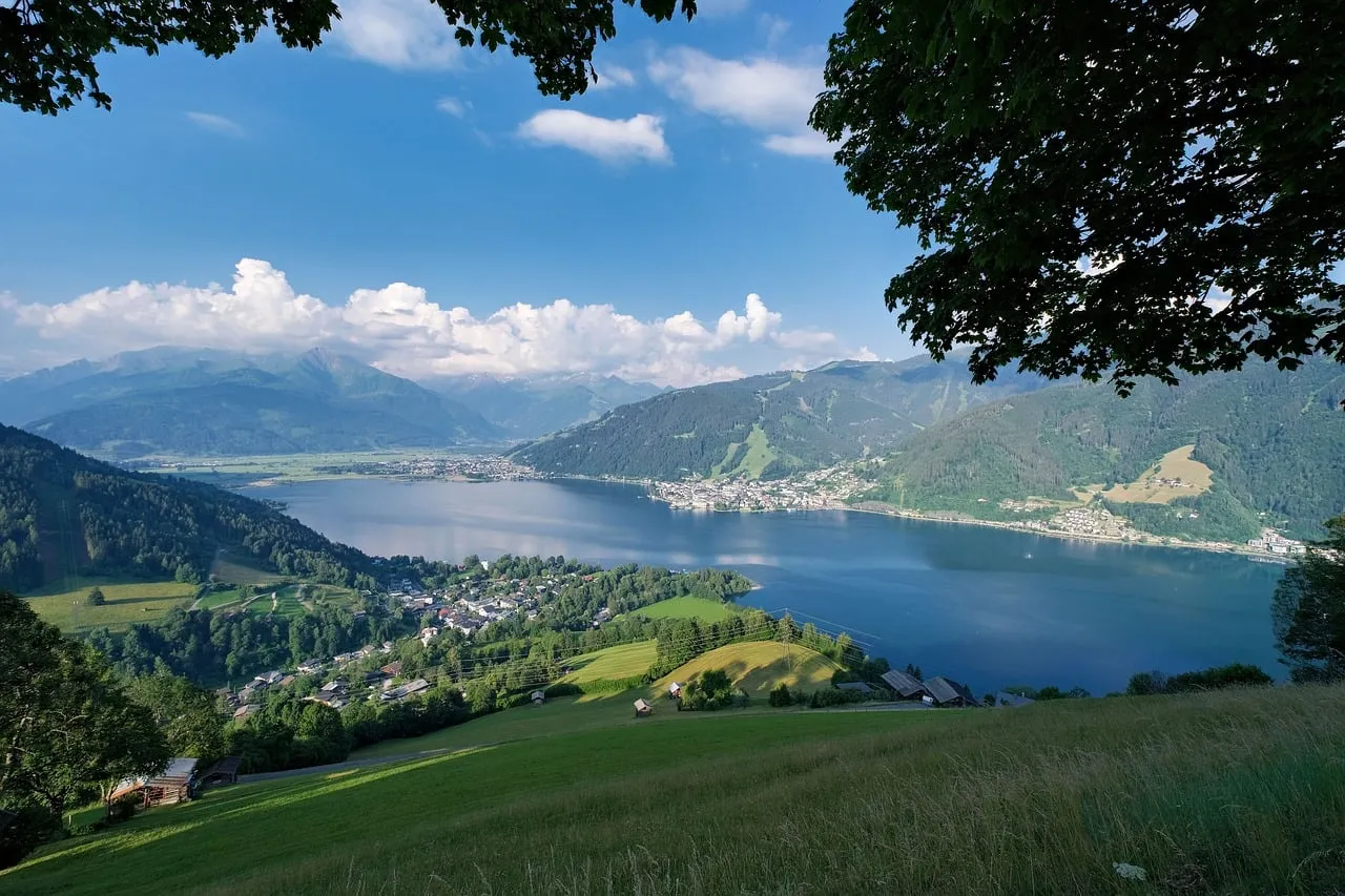 Breathtaking Alpine Panorama: Zell am See Lake View