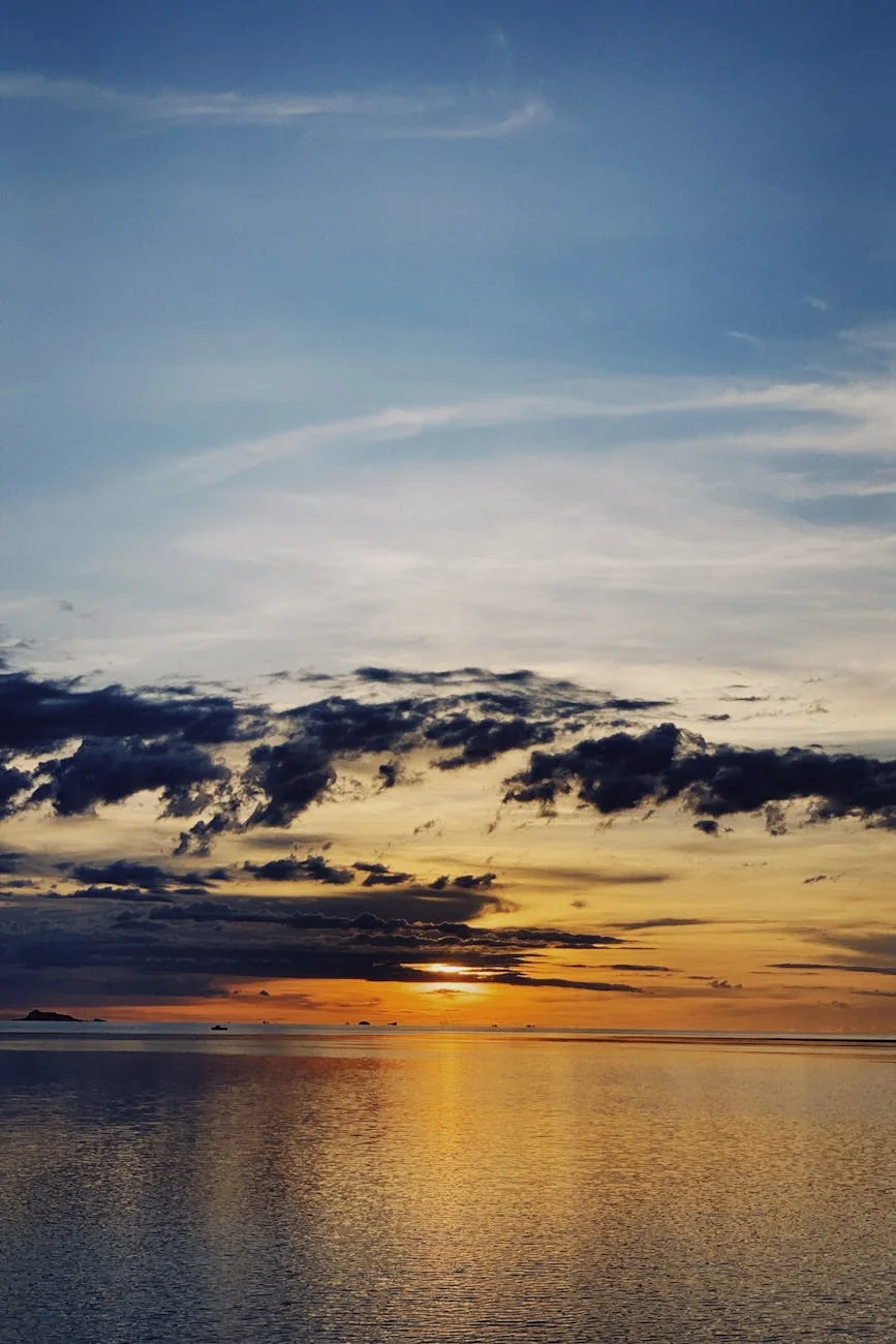 Breathtaking Ocean Sunset: Golden Hues Meet Serene Waters