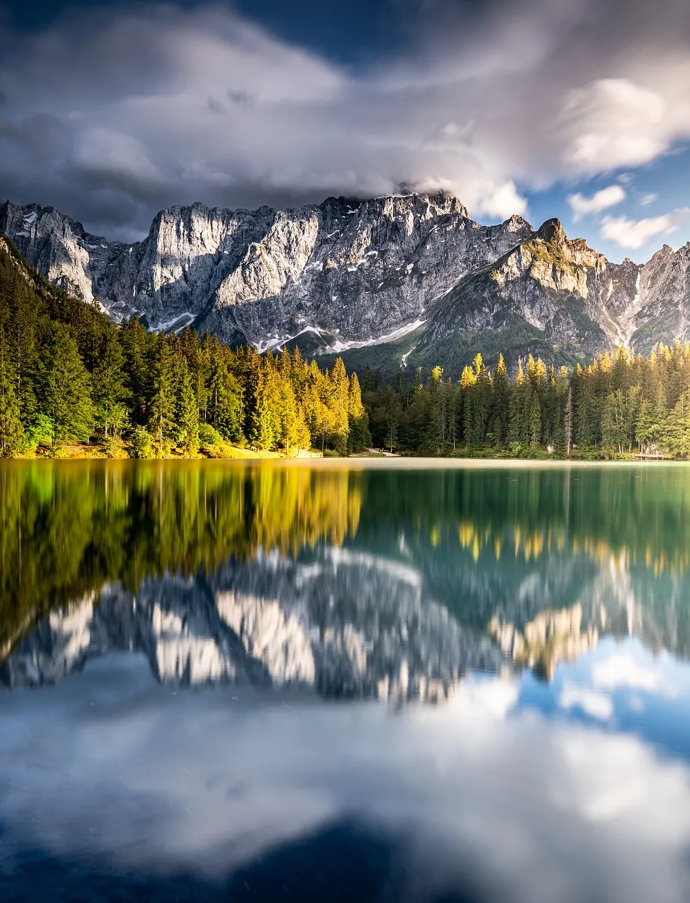 Breathtaking Alps Sunset: Serene Lake Reflections