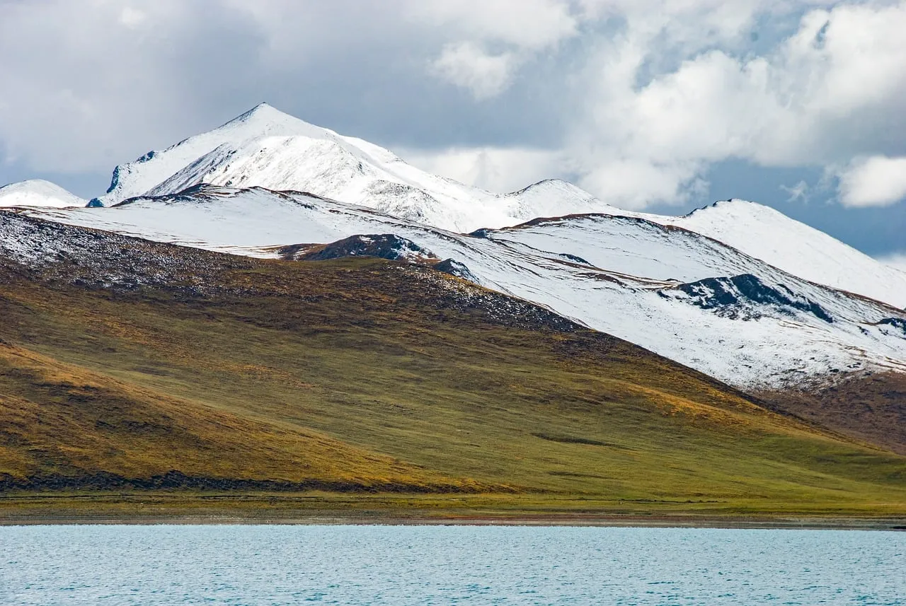 Breathtaking Tibetan Plateau: Snow-Capped Peaks and Turquoise Lakes