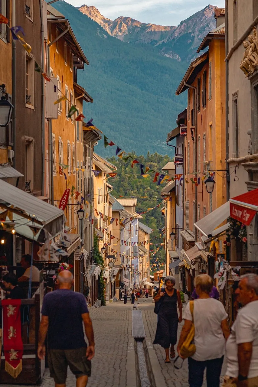 Charming Alpine Town: Historic Streets & Majestic Mountain Vistas