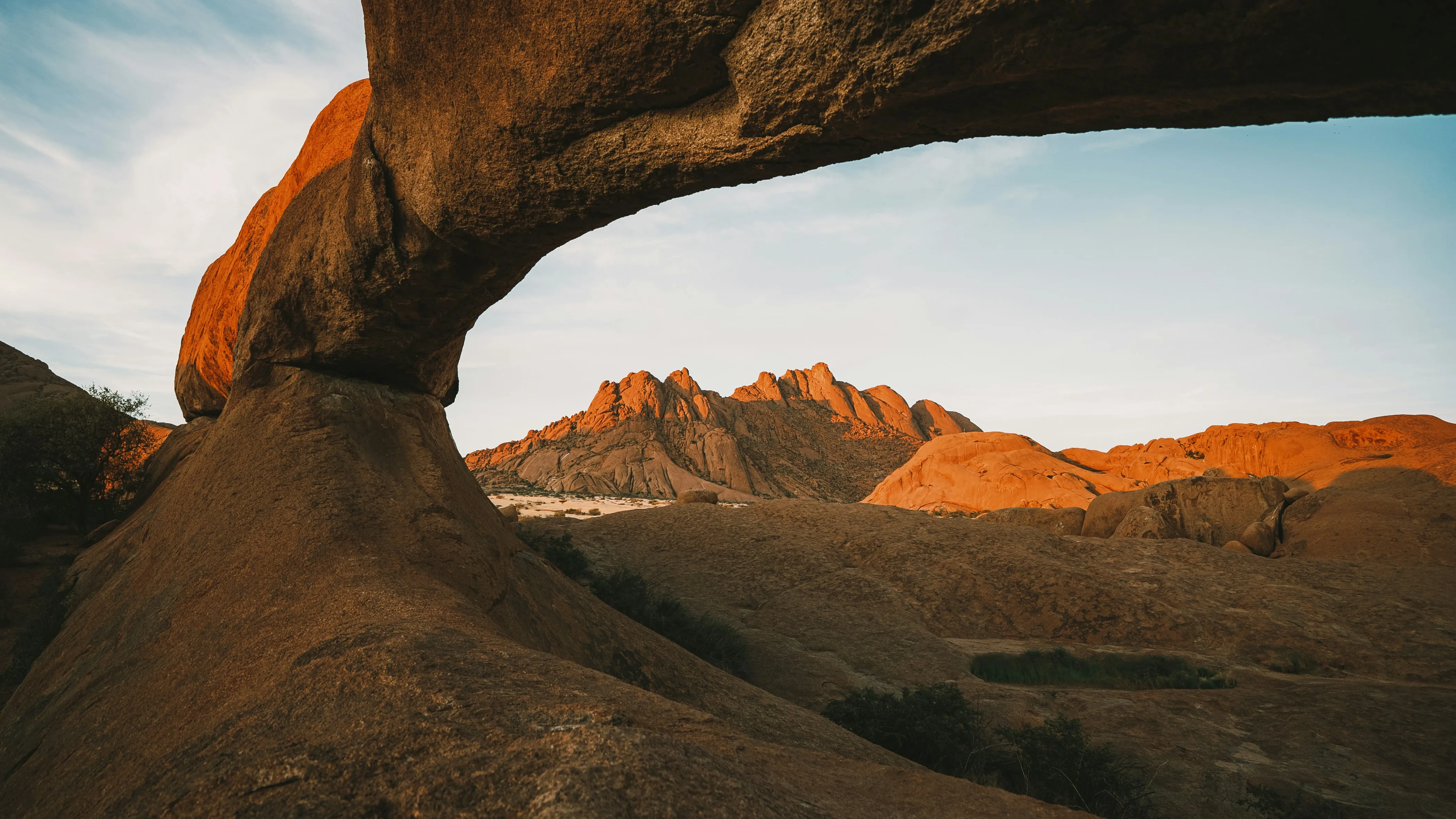 Breathtaking Desert Arch: Golden Sunset over Ancient Peaks