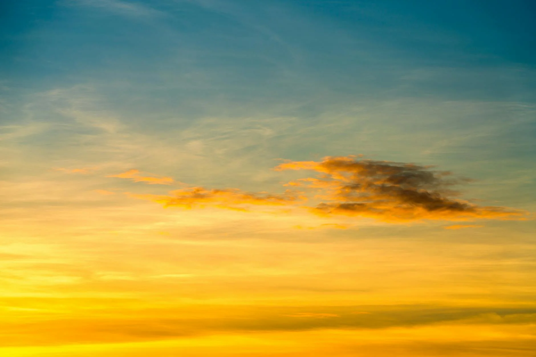 Vibrant Sunset Sky: Golden Hour Cloudscape