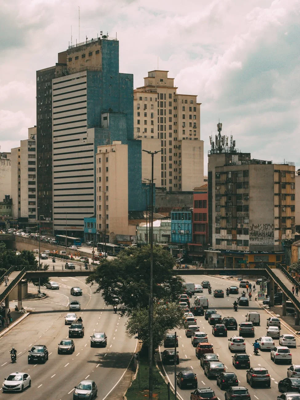 Vibrant Urban Vista: Bustling Cityscape with Architectural Marvels