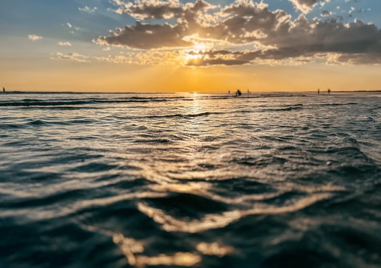 Breathtaking Ocean Sunset: Golden Horizon Reflects Serenity