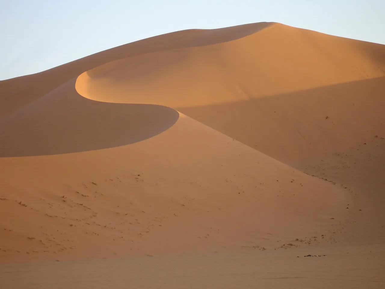 Stunning Sahara Dune: Golden Sand Textures