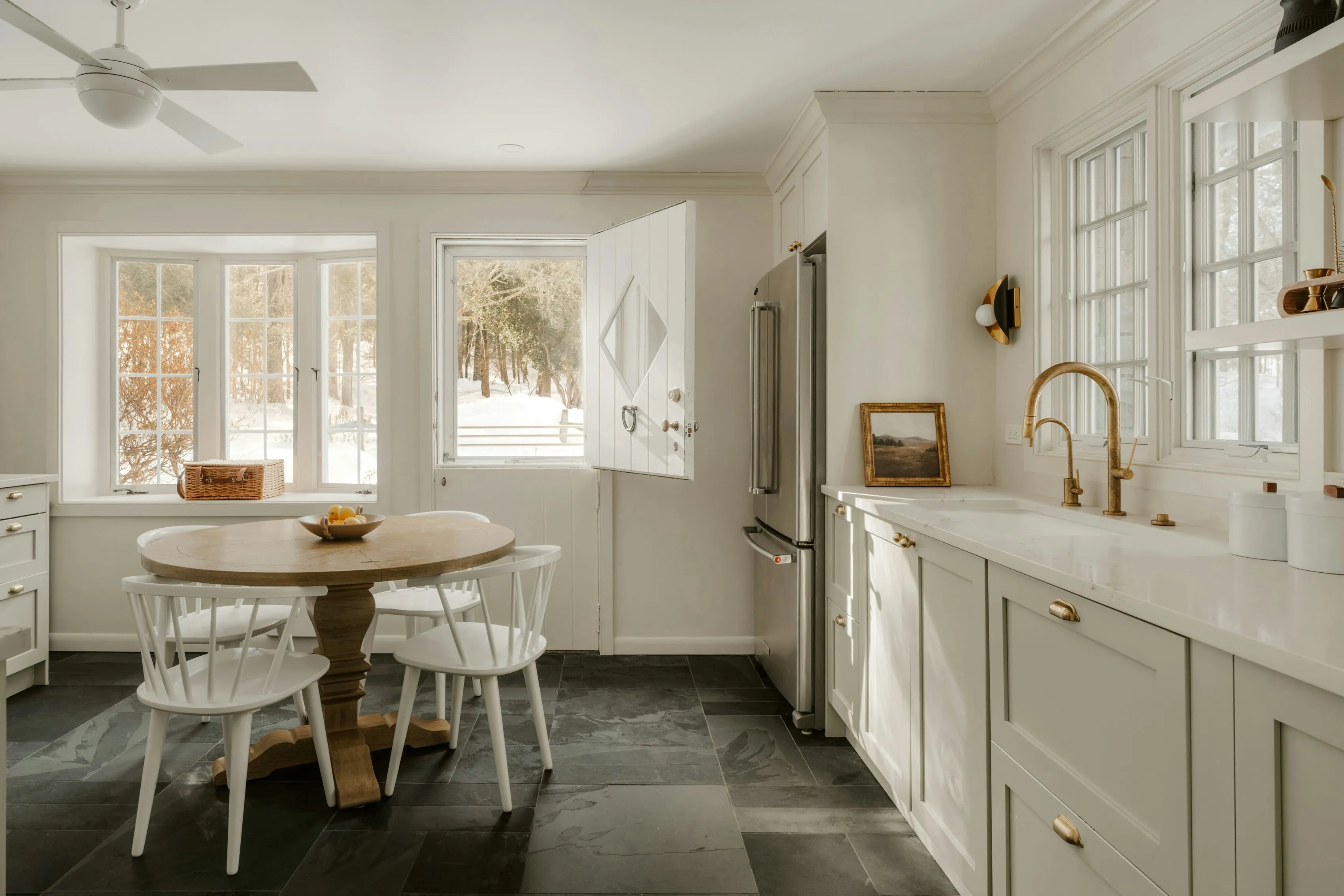 Chic & Bright: Modern Kitchen with Charming Dining Nook