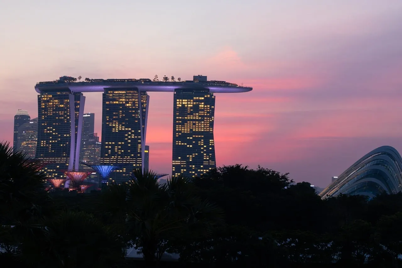 Breathtaking Singapore Sunset: Marina Bay Sands Glow