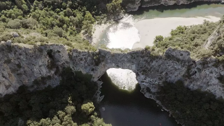 Les Trésors Cachés de la Grotte Ardéchoise : Plongée dans le Temps