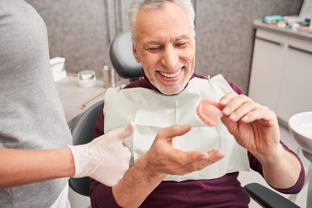 Dentures for Seniors: How to Choose the Right Material for Strength, Aesthetics, and Value